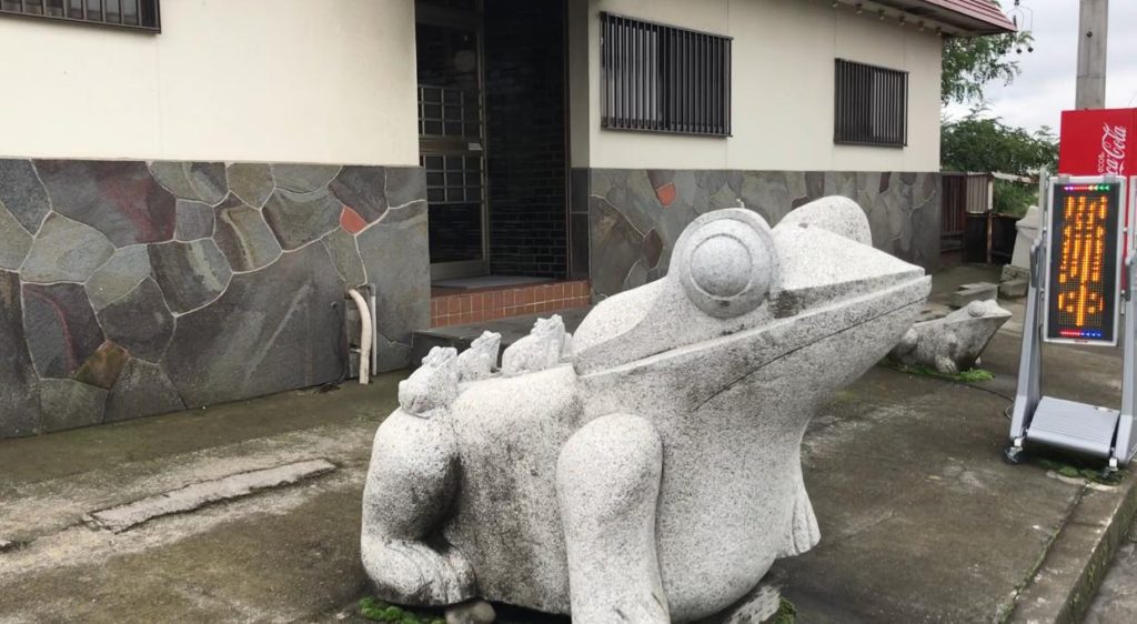 松本市　ソースかつ丼　我山のカエルの石像