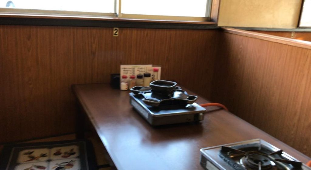 塩尻峠の焼き肉屋さん　東山食堂のテーブル